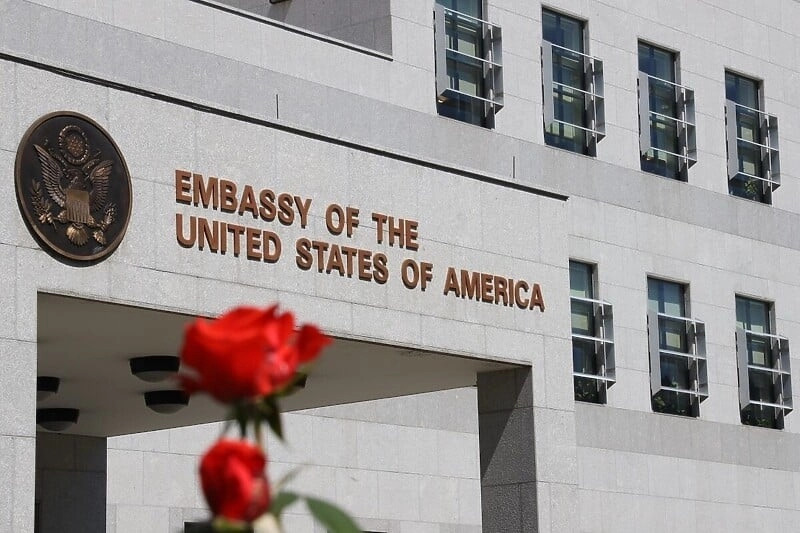 Američka ambasada: Sjećamo se i odajemo počast svim civilnim žrtvama iz Prijedora i okoline